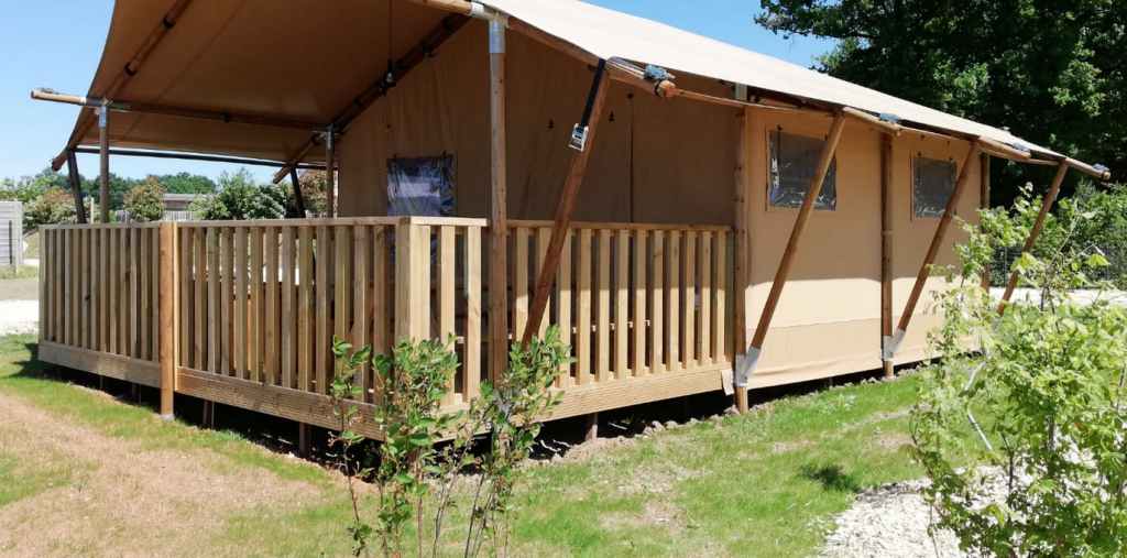Aménagement paysager des toutes nouvelles tentes safari au Village flottant de Pressac réalisé au printemps 2020