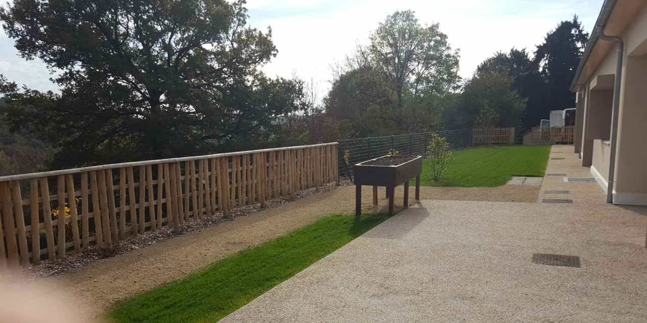 Brise-vue clôture - mb paysage cloture paysagiste Jardin avec clôture en bois verticale et espace herbeux bien entretenu