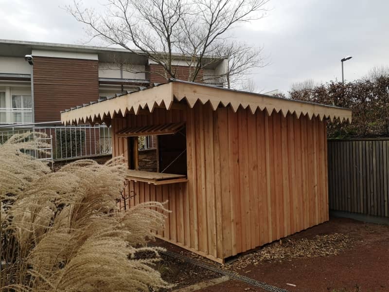 Abris de jardin en bois avec toit en saillie et ouverture fenêtre