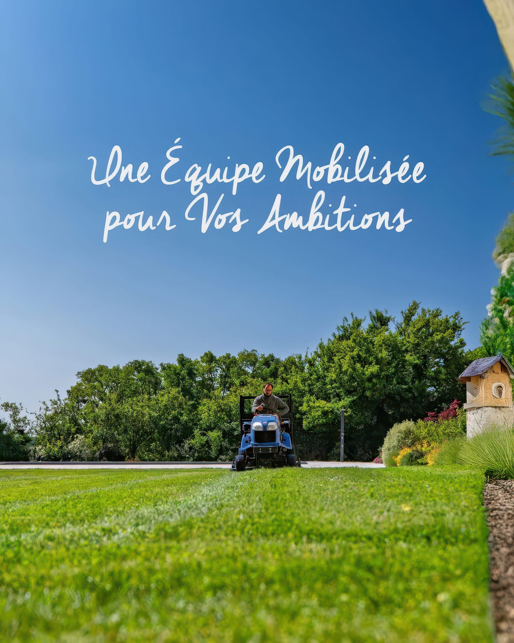 Homme conduisant une tondeuse autoportée sur une pelouse verte sous un ciel bleu avec texte
