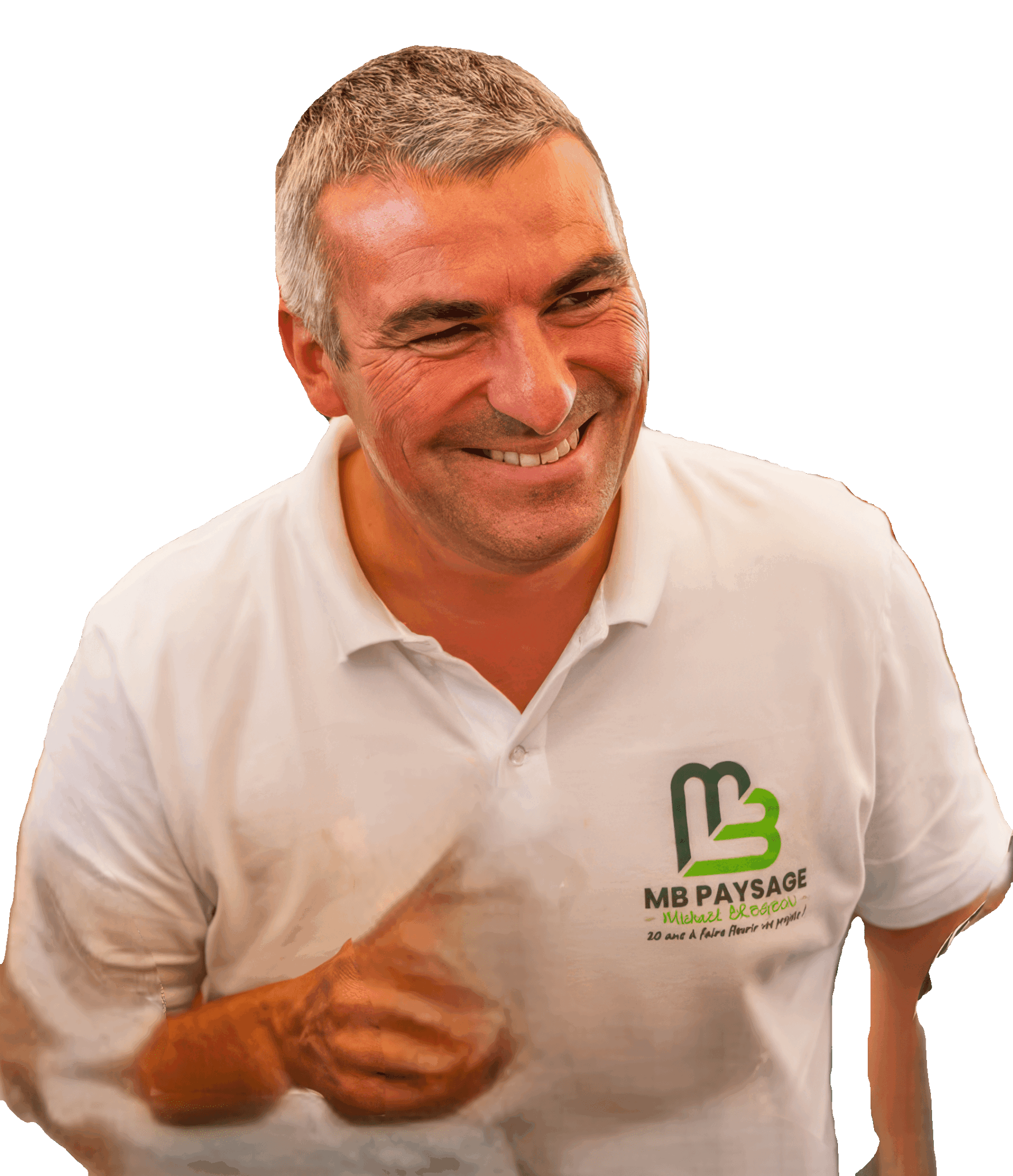 Homme souriant en polo blanc avec logo mb paysage