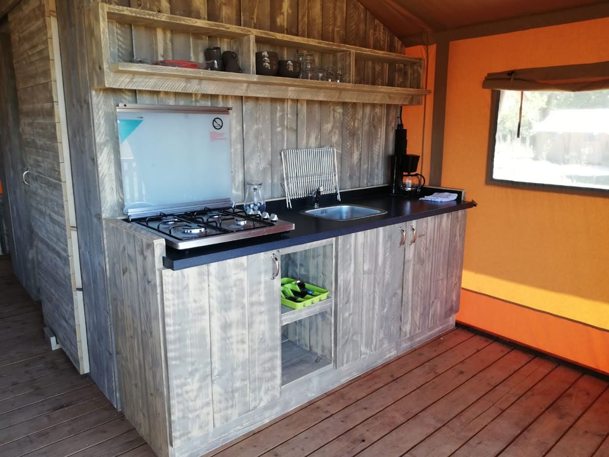 Aménagement paysager des toutes nouvelles tentes safari au village flottant de pressac réalisé au printemps 2020 - safari village flottant mb paysage pressac Cuisine en bois à l'intérieur d'une tente avec plaque de cuisson, évier et cafetière
