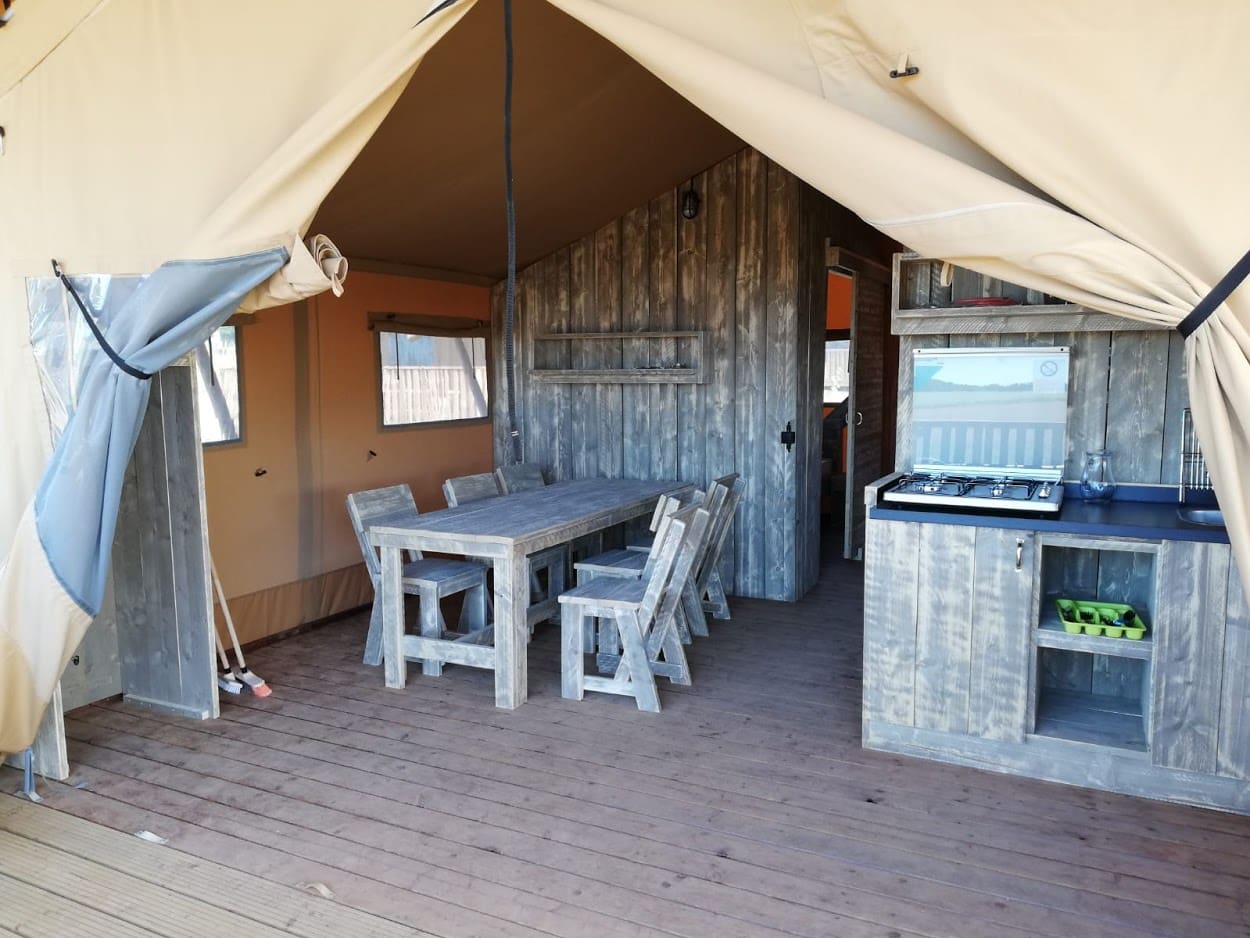 Aménagement paysager des toutes nouvelles tentes safari au village flottant de pressac réalisé au printemps 2020 - tente safari village flottant mb paysage Intérieur d'une tente safari avec mobilier en bois gris aménagé