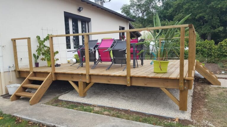 Terrasse en bois surélevée avec rambarde, table et chaises colorées
