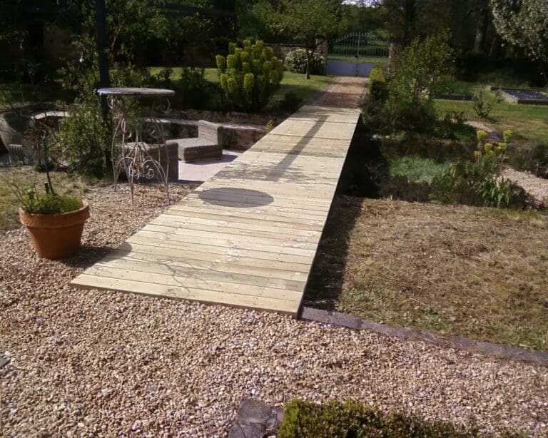 Passerelle en bois sur jardin avec mobilier de jardin et pot de fleurs