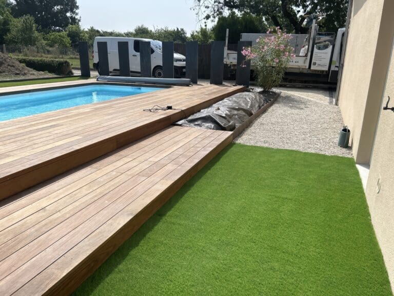 Piscine avec terrasse en bois, pelouse synthétique et massif protégé par toile