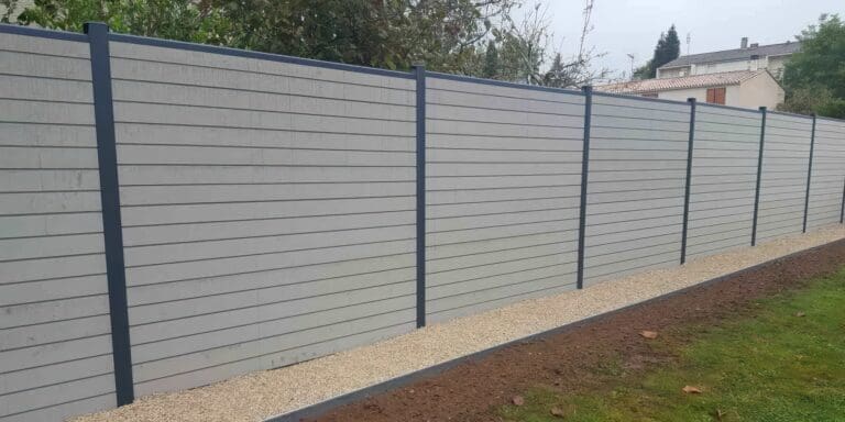 Clôture moderne en bois peint gris avec poteaux métalliques noirs