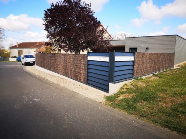 Clôture moderne avec brise-vue en bois et métal gris sur terrain avec maison moderne