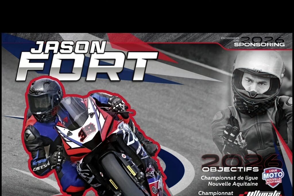 Motard en équipement complet sur sa moto en course sur circuit