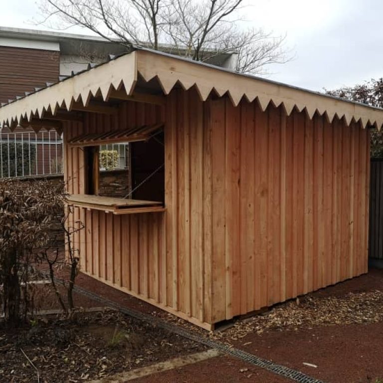 Abri de jardin en bois naturel avec toiture à bordure dentelée